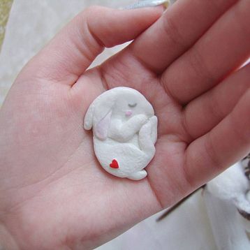 Брошь ручной работы Радость Рядом «Спящий зайчик», полимерная глина, белая, фото 3.