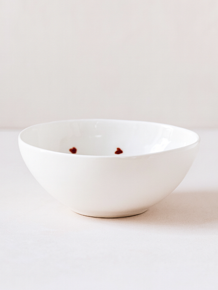 Тарелка глубокая ручной работы Зайка в жабо с сердечками, белая, фарфор, 12 см, фото 3.