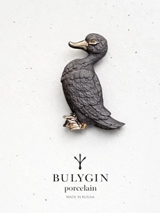 Брошь ручной работы Фарфор Булыгина «Уточка», чёрно-серебристая
