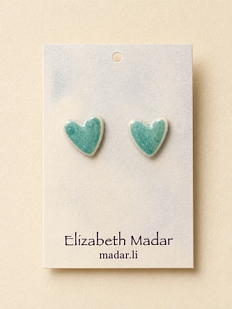 Серёжки-гвоздики ручной работы Elizabeth Madar Сердечки, керамика, светло-зелёные