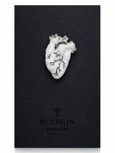 Брошь ручной работы Фарфор Булыгина «Сердце», бело-серебристая