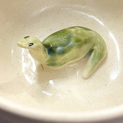 Кружка ручной работы с фигуркой динозавра внутри «Роскошь быть собой», керамика, 200 мл, фото 3.