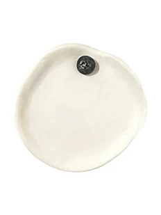 Блюдце ручной работы Катя Вебер с черникой, белое, керамика, 8 см