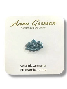 Брошь ручной работы Анна Герман «Кувшинка», фарфор, изумрудная перламутровая
