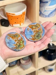 Брошь ручной работы КерамЕлКа «Земля», керамика