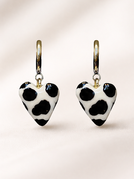 Серьги-конго Радость Рядом Сердечки с принтом, полимерная глина, черно-белые, фото 1.