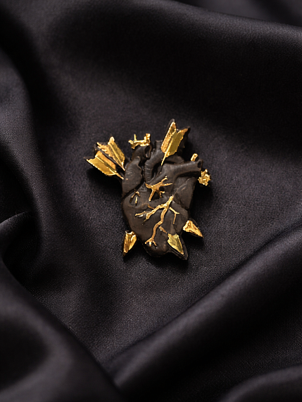 Брошь ручной работы Bulygin «Разбитое сердце», фарфор, чёрно-золотистая, фото 2.