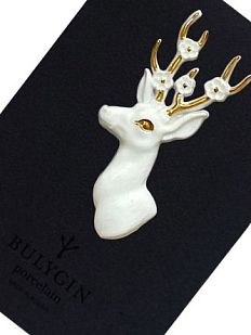 Брошь ручной работы Bulygin «Олень», фарфор, бело-золотистая