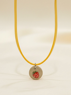 Чокер ручной работы «Клубника» на жёлтом замшевом шнурке, керамика