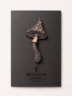 Брошь ручной работы Фарфор Булыгина «Мухомор», чёрно-золотистая