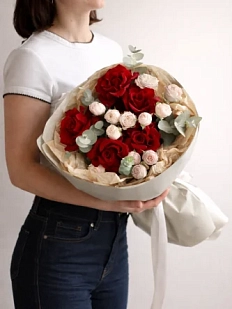 Букет из роз с эвкалиптом