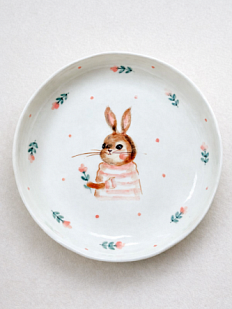 Тарелка ручной работы с бортиком Зайка с розовыми цветочками, белая, фарфор, 16 см