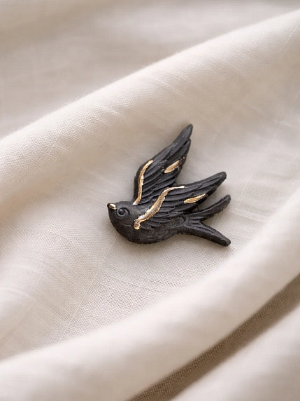 Брошь ручной работы Фарфор Булыгина «Ласточка», чёрно-золотистая, фото 2.