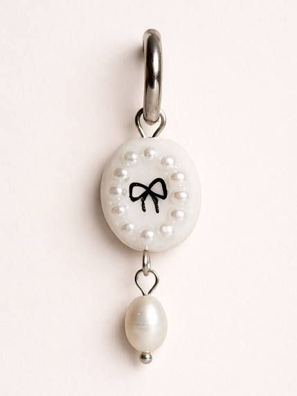 Моносерьга овальная «Бантик» с жемчугом, полимерная глина, фото 1.