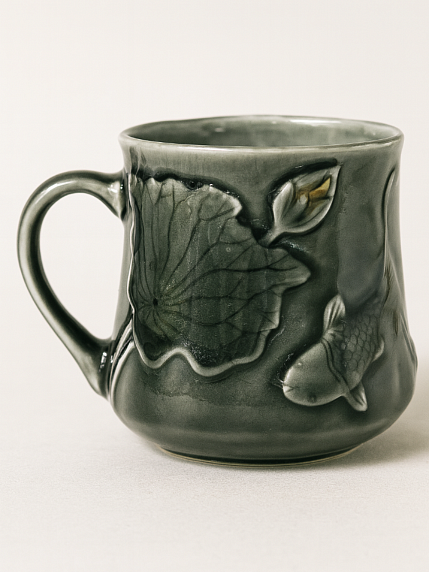 Кружка ручной работы с позолотой «Лотос и карп», черная, фарфор, 430 мл, фото 3.