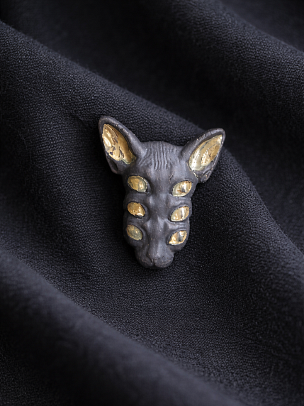 Брошь ручной работы Bulygin «Кошка 6 глаз», фарфор, чёрно-золотистая, фото 4.