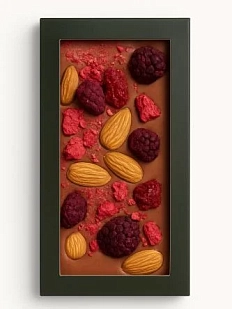 Молочный шоколад ручной работы с ежевикой, вишней, малиной и миндалём, 45 г