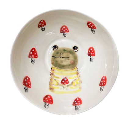 Тарелка глубокая ручной работы Лягушка с мухоморами, белая, фарфор, 12 см, фото 1.
