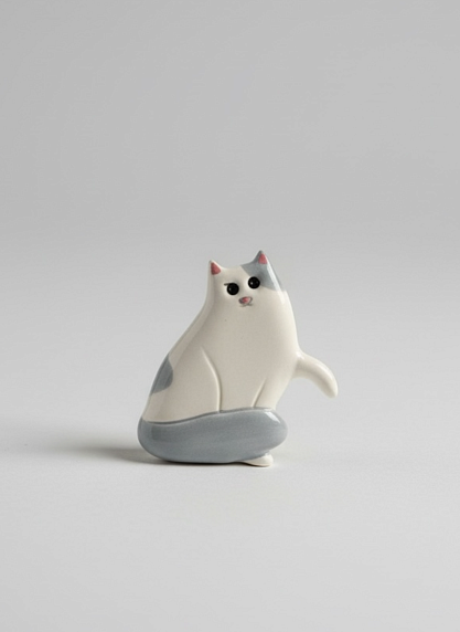 Брошь ручной работы «Кот с лапкой», бело-серый, керамика, фото 1.