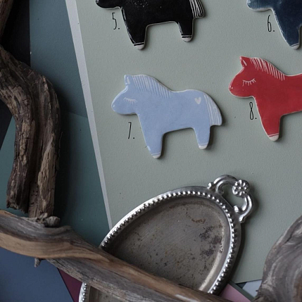 Брошь ручной работы Лошадка с сердечком, синяя, керамика, фото 2.