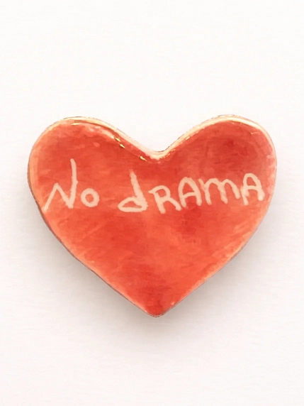 Брошь ручной работы Elizabeth Madar сердечко No drama, розовая, керамика, фото 1.