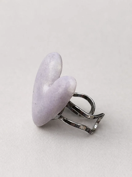 Кольцо ручной работы КерамЕлКа асимметричное «Сердечко», сиреневое, керамика, фото 2.