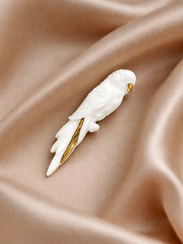 Брошь ручной работыФарфор Булыгина «Попугай», бело-золотистая, фото 2.