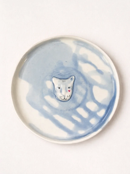 Тарелка ручной работы Мария Гордеева с фигуркой Котик, бело-синяя, полуфарфор, 18 см, фото 1.