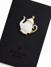 Брошь ручной работы Фарфор Булыгина «Кофейник», бело-золотистая