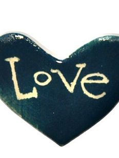 Брошь ручной работы сердечко Love, тёмно-синяя, керамика