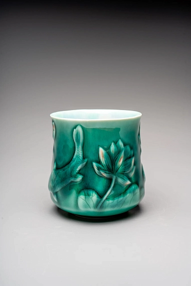 Кружка ручной работы Керамика Александры Пылиной «Лотос и карп», тёмно-зелёная, фарфор, 430 мл, фото 2.