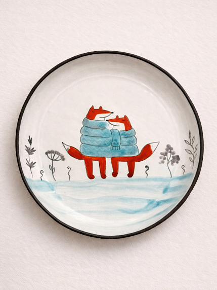 Тарелка ручной работы Ким керамика с бортиком Лисы в шарфе, белая, 17 см, фото 1.
