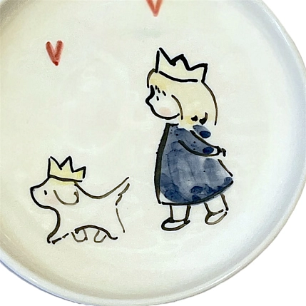 Тарелка ручной работы НАДО ЖЕ Девочка и собачка в коронах, керамика, 13-14 см, фото 2.