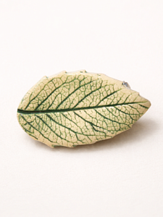 Брошь ручной работы Elizabeth Madar Лист, светло-зелёная, керамика