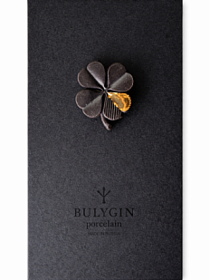 Брошь ручной работы Bulygin «Клевер», фарфор, чёрно-золотистая