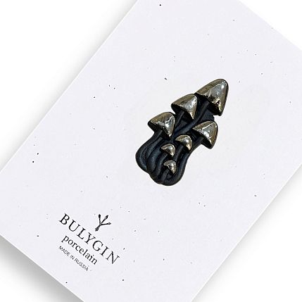 Брошь ручной работы Bulygin «Грибы», фарфор, чёрно-серебристая, фото 1.