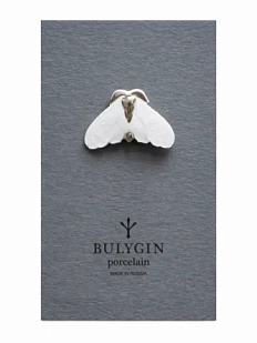 Брошь ручной работы Фарфор Булыгина «Моль», бело-серебристая