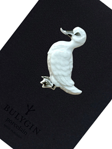 Брошь ручной работы Bulygin «Уточка», фарфор, бело-серебристая