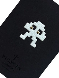 Брошь ручной работы Фарфор Булыгина «Захватчик», белая