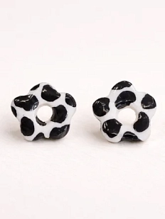 Серёжки-гвоздики Радость Рядом с принтом «Цветочки», полимерная глина, чёрно-белые
