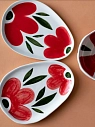 Тарелка ручной работы Зорка с красными цветами, белая, полуфарфор, 18 см, превью фото 3