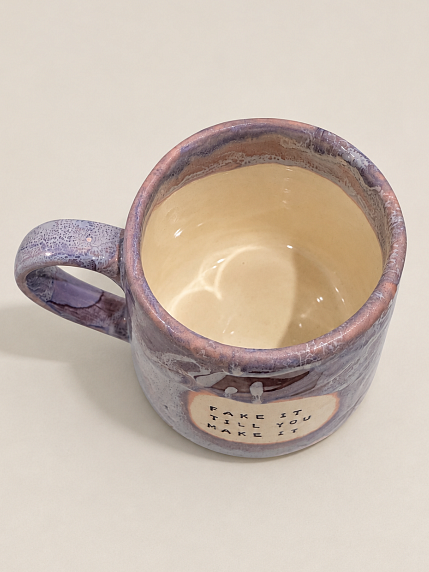 Кружка ручной работы Тата вытворяет/NF ceramics «Fake it till you make it», сиреневая, керамика, 600 мл, фото 3.