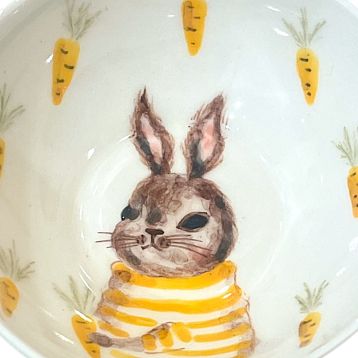 Пиала ручной работы с росписью внутри Зайка с морковкой, белая, фарфор, 10 см, фото 2.