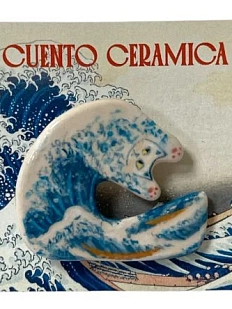 Брошь ручной работы Алиса Меренфельд Котики. Большая волна в Канагаве, керамика