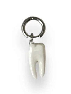 Моносерьга ручной работы «Зуб», керамика