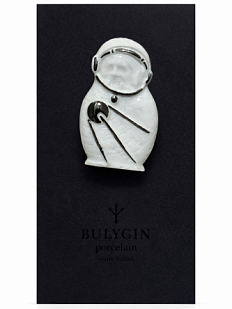 Брошь ручной работы Bulygin «Гагарин» большая, бело-серебристая, фарфор