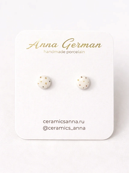 Серёжки-гвоздики Анна Герман круглые в точку, фарфор, бежевые, фото 1.