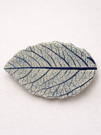 Брошь ручной работы Elizabeth Madar Лист, тёмно-синяя, керамика, фото 1.