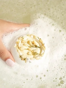 Бомбочка для ванны Вершина натуральности (Top Naturally) «Жасмин», пралине, белая