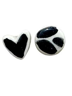 Серёжки-гвоздики Мария Гордеева сердечко и круг, керамика, чёрно-белые